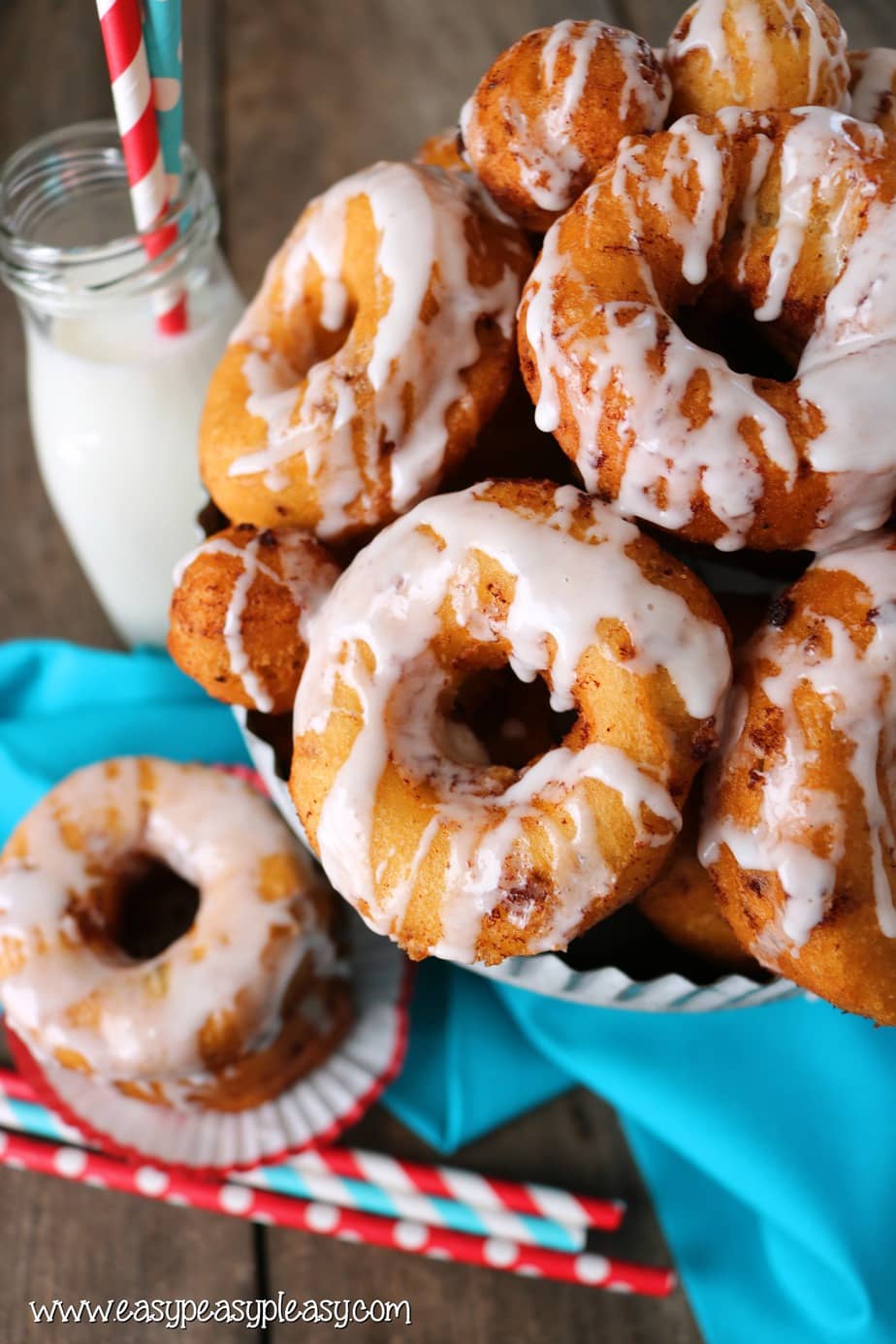 You will have breakfast ready in a flash with these super easy 2 ingredient cinnamon roll donuts.