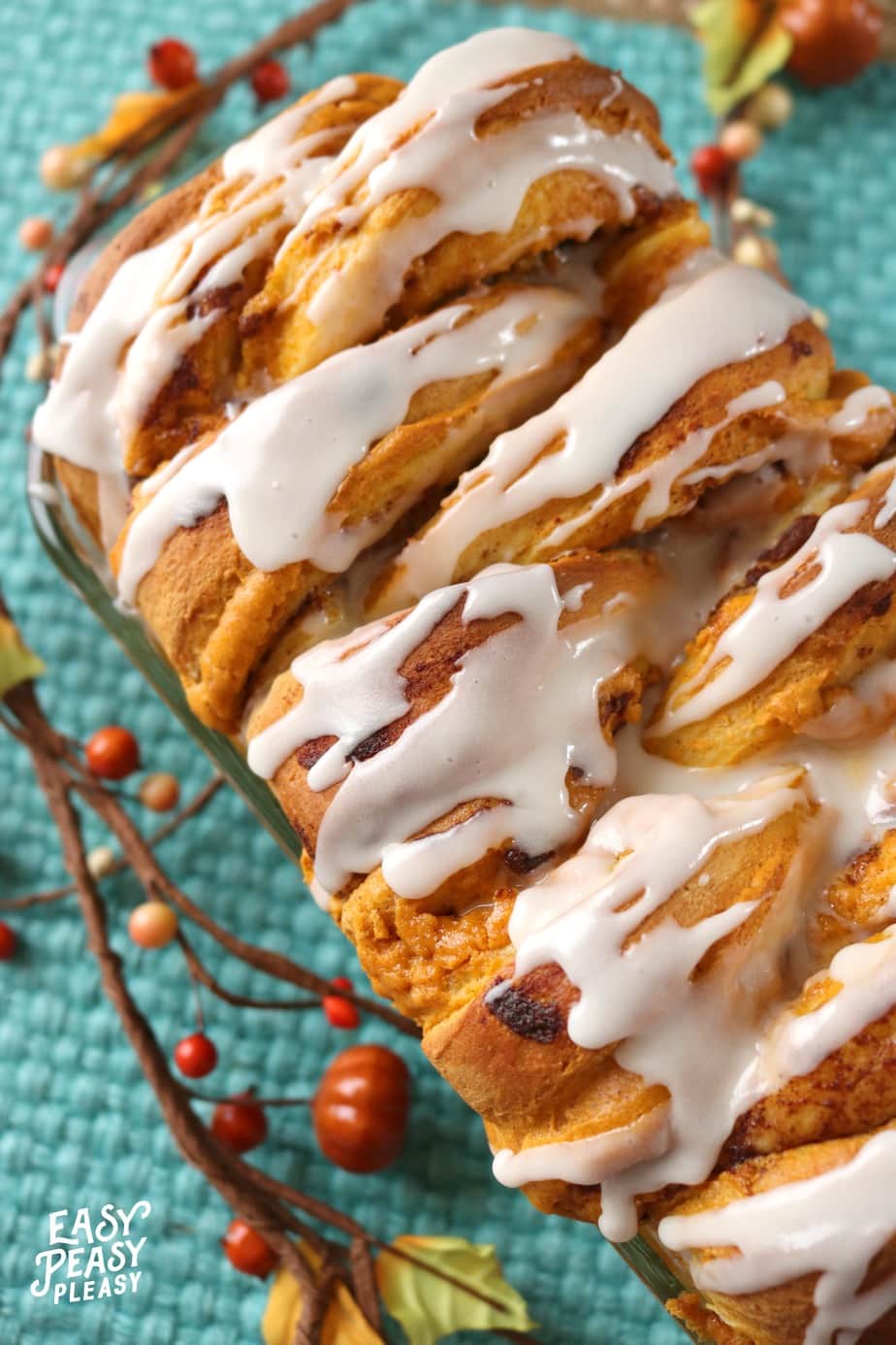 All you need are 4 ingredients and a can of cinnamon rolls to make this super easy 5 Ingredient Cinnamon Pumpkin Pull Apart Bread. Yum!