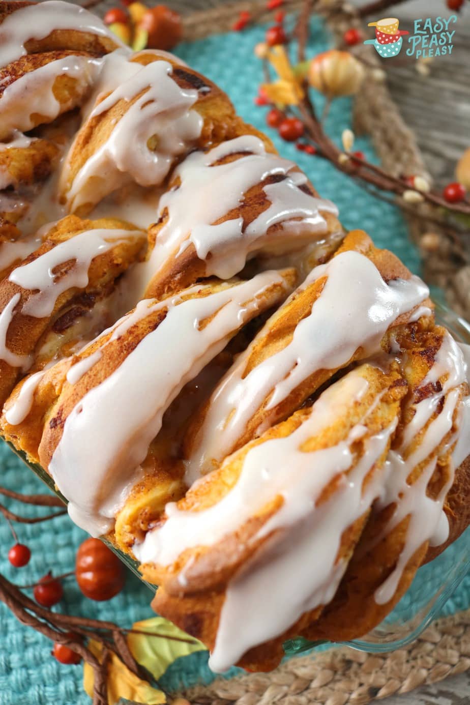Use a can of cinnamon rolls and 4 other ingredients to make this fabulously fall favorite Pumpkin Pull Apart Bread.