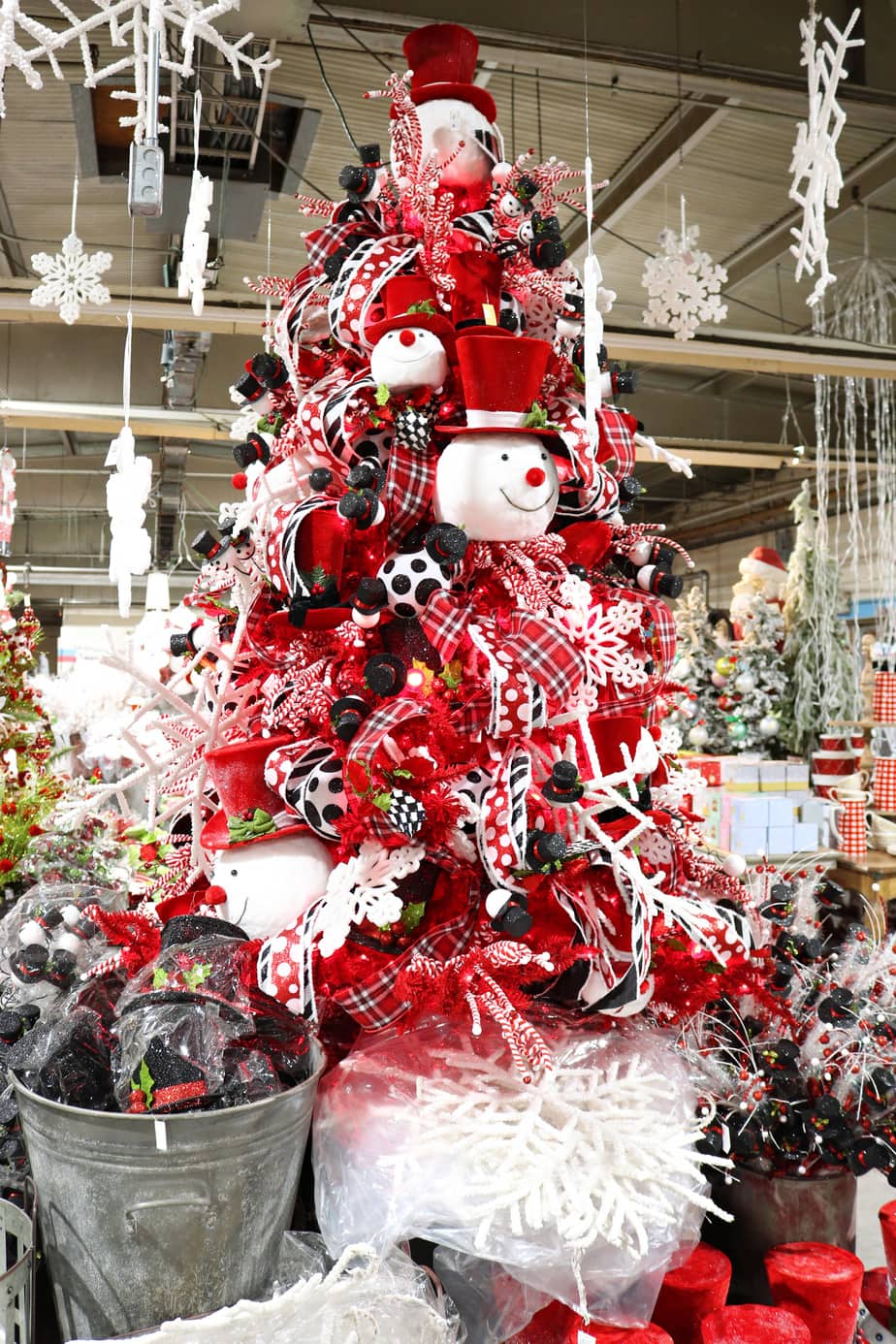 (AD) Snowman Christmas Tree Inspiration at Guess and Company Warehouse Sale. EasyPeasyPleasy.com